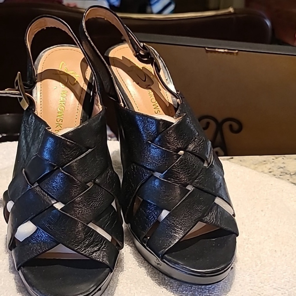 B Makowski"Nicole" 4.75" heels black leather. Sz. 8. (#809B)